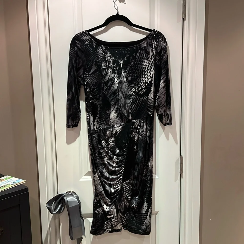 Le chateau form fitting dress - Picture 2 of 13